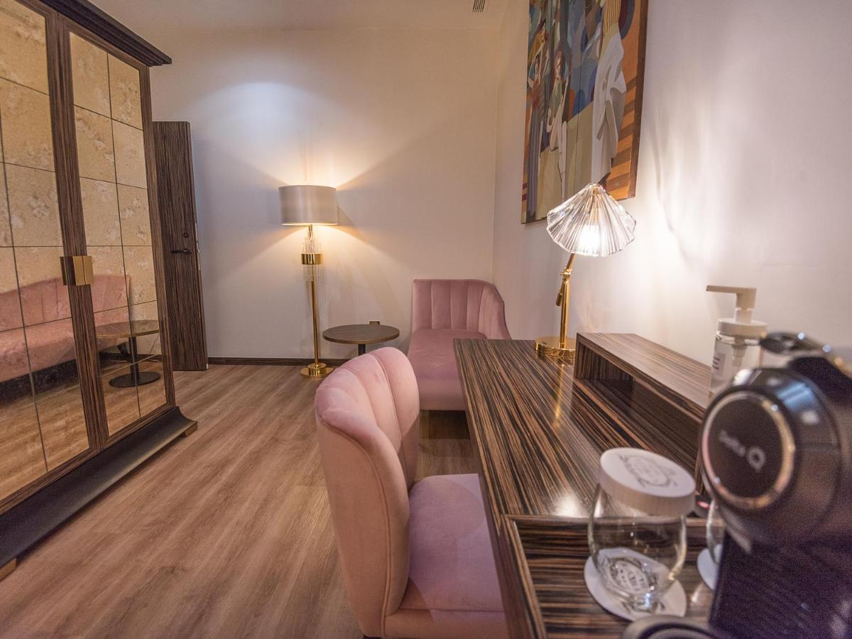 Hotel Republica Boutique Hotel Tomar Extérieur photo A suite at the hotel