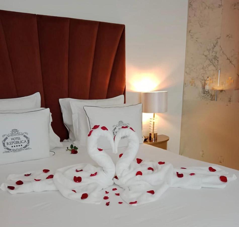 Hotel Republica Boutique Hotel Tomar Extérieur photo A bed with a heart made of towels