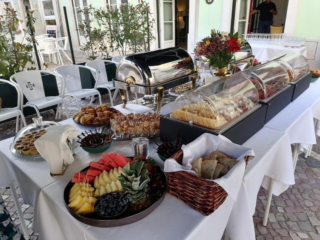 Hotel Republica Boutique Hotel Tomar Extérieur photo A buffet at a party
