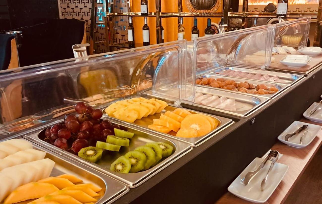 Hotel Republica Boutique Hotel Tomar Extérieur photo A fruit salad bar
