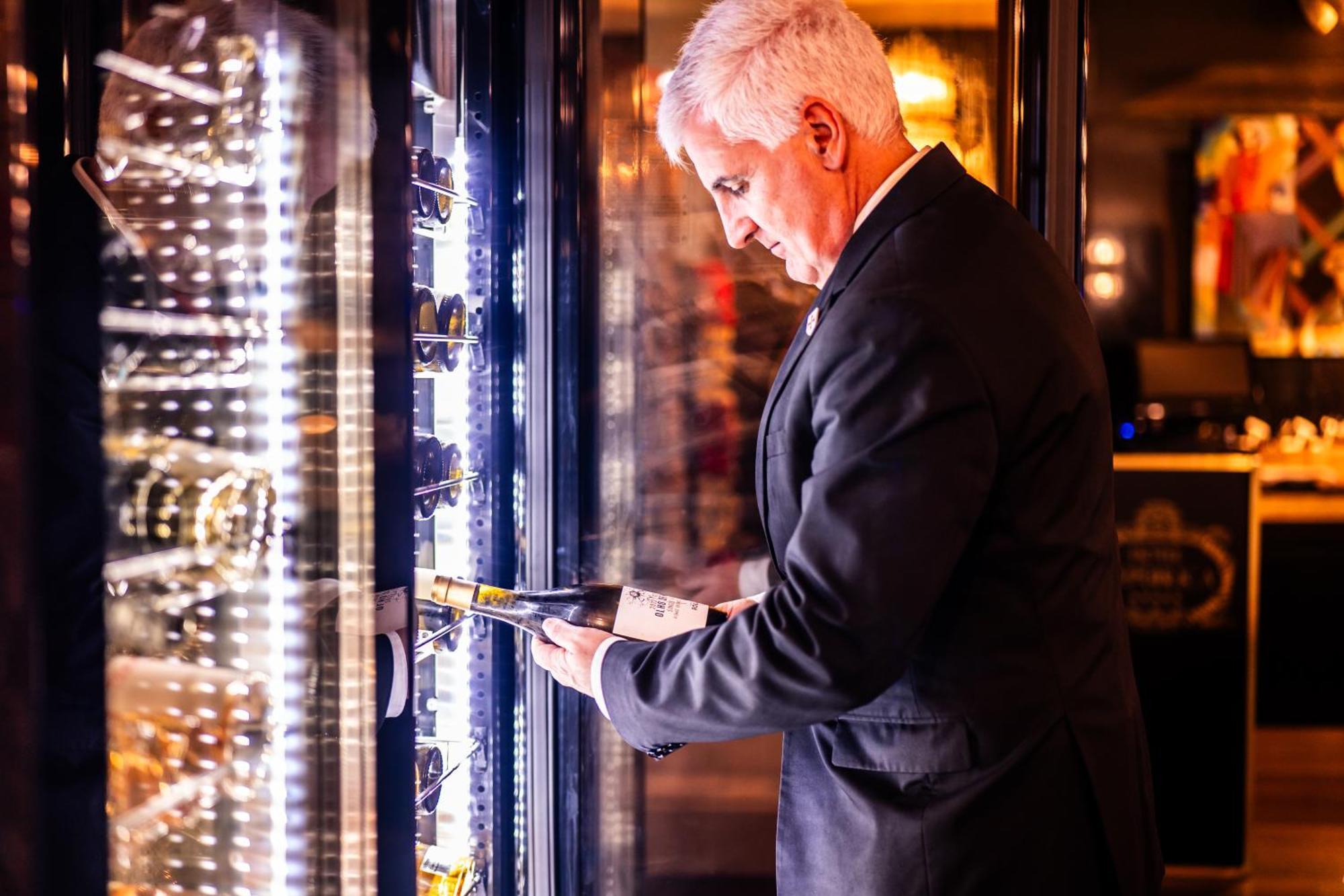 Hotel Republica Boutique Hotel Tomar Extérieur photo A wine butler