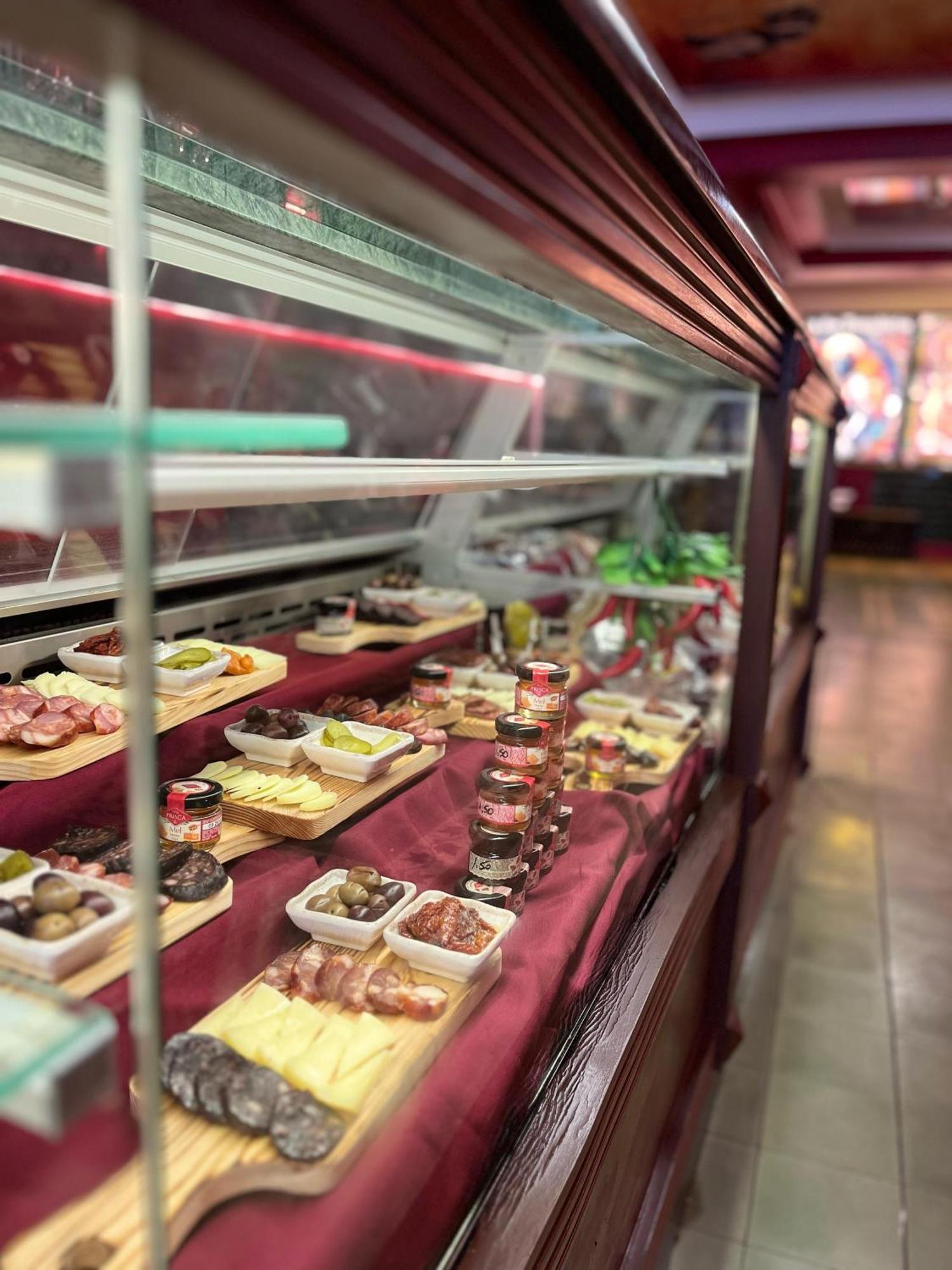 Hotel Republica Boutique Hotel Tomar Extérieur photo A display of tapas at a restaurant in Madrid